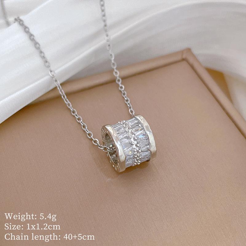 **Lively Women's Necklace: Titanium Steel & Gold-Plated Copper Clavicle Chain**