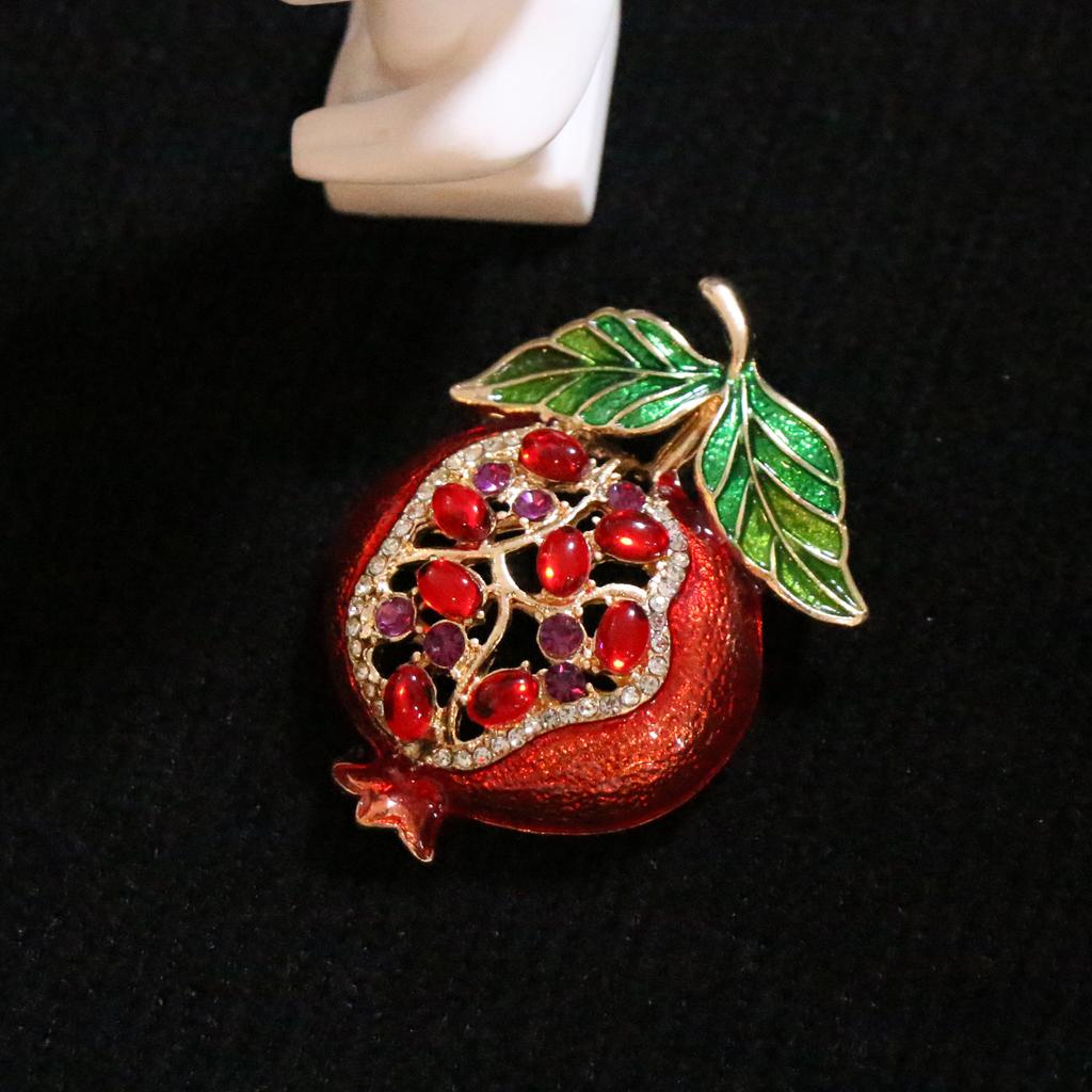 SKEDS New Fashion Rhinestone Pomegranate Brooch Women's Elegant Temperament Fruit Corsage Designed Pin Clothing Suit Accessory