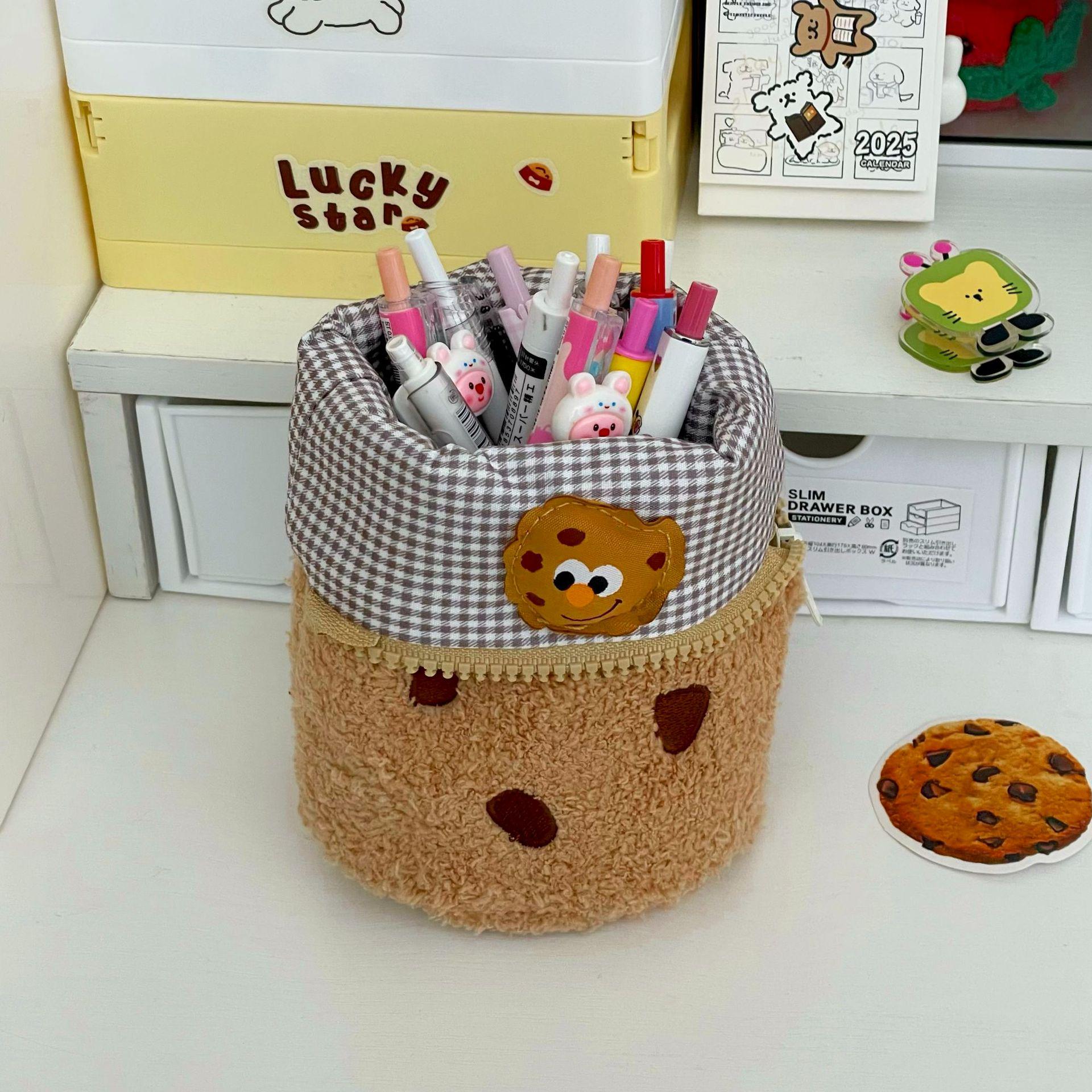 

Creative Cookie Biscuit Design Pen Holder: Large-Capacity Vertical Flip Foldable Pencil Case, Ideal for Students and Desktop Storage. коричневый