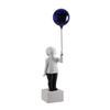 Jungenfigur mit Ballon Minimalistische Tischskulptur Moderne Charakterstatue
