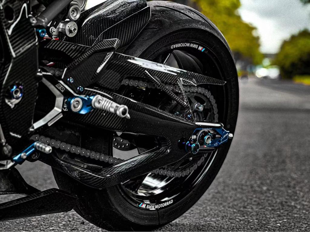 BMW S1000RR Double R Modifizierte Aluminiumfußrasten & Kohlefaserflügel M-Version
