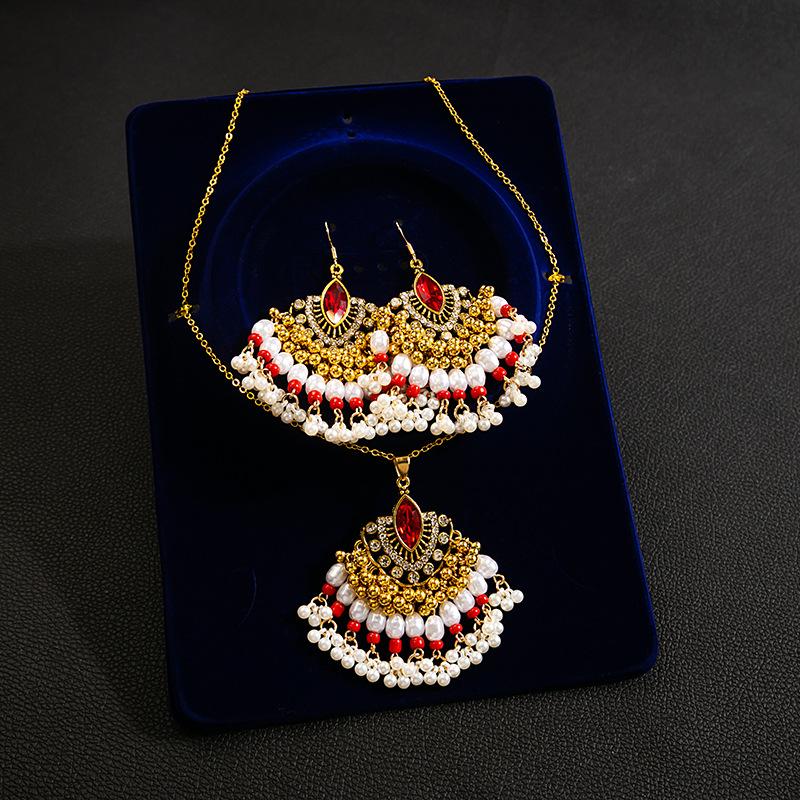 Retro Metal Exaggerated Earrings Necklace Set, French Luxury Heavy Industry Fan-Shaped Full Diamond Pearl Necklace.