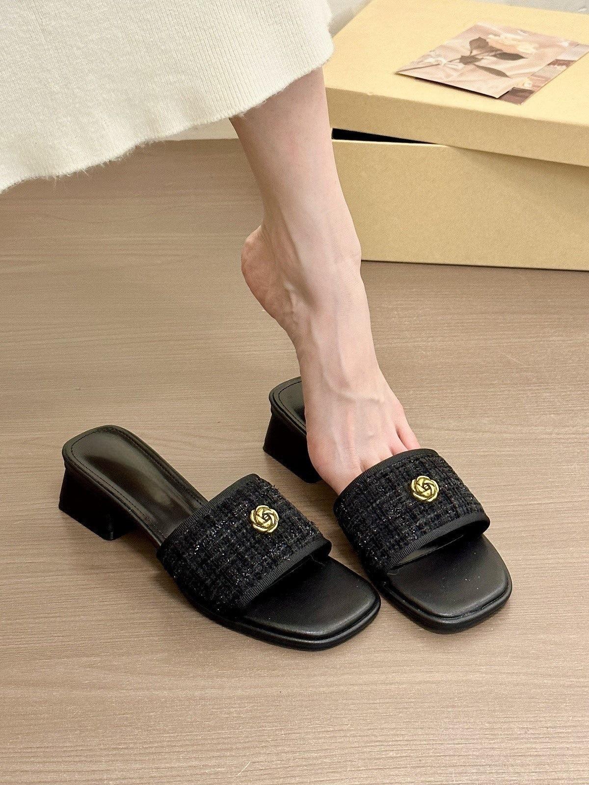 

Apricot camellia! Xiaoxiangfeng square head with open-toed sandals women s summer 2025 temperament thick-heeled slippers 40