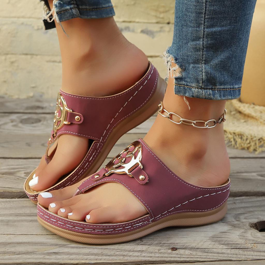 European and American Toe Metal Buckle Flip-flops Women's 2025 Summer New Round Head Fashion Flat-bottomed Beach Slippers