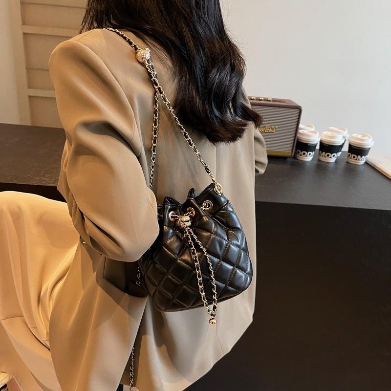IELGY Diamond Chain Crossbody Drawstring Bucket Bag