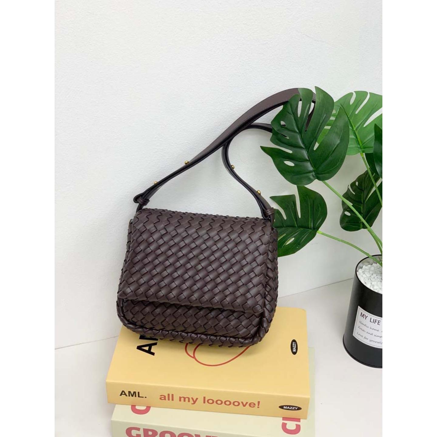 Leather hand-woven messenger bag high-end cowhide shoulder bag flip bag simple literary messenger bag bag for women 20176cm кофейный 12070₽