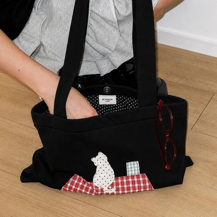 ROOFTOP CAT APPLIQUE SWEAT SHOULDER BAG BLACK