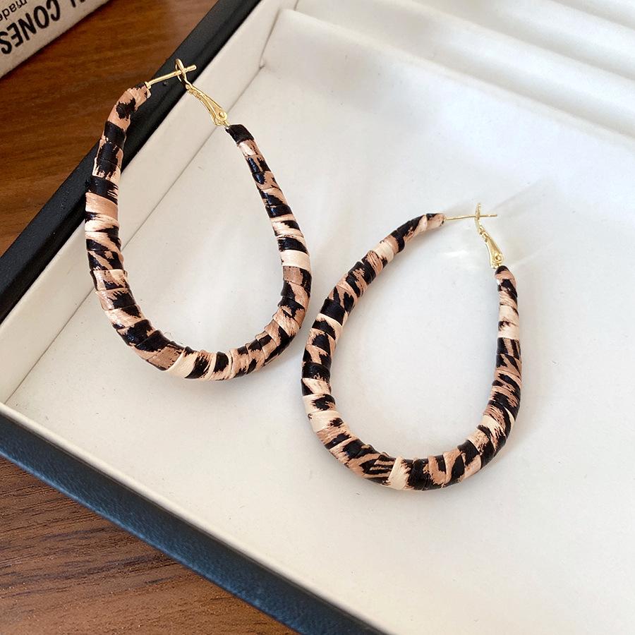 Silver needle leather leopard print wrapped round stud earrings Hong Kong-style millennial personalized earrings light luxury high-end earrings