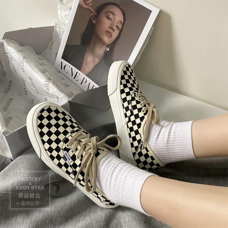 Black and white plaid shoes women's new round head canvas shoes women's shoes 566