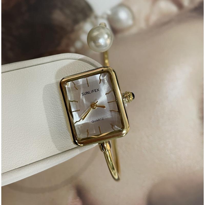 Damen Leicht Luxuriös Nische Antik Einfach Retro Armband Exquisite Quarz Uhr Goldene Quadratische Perle Mode Uhr