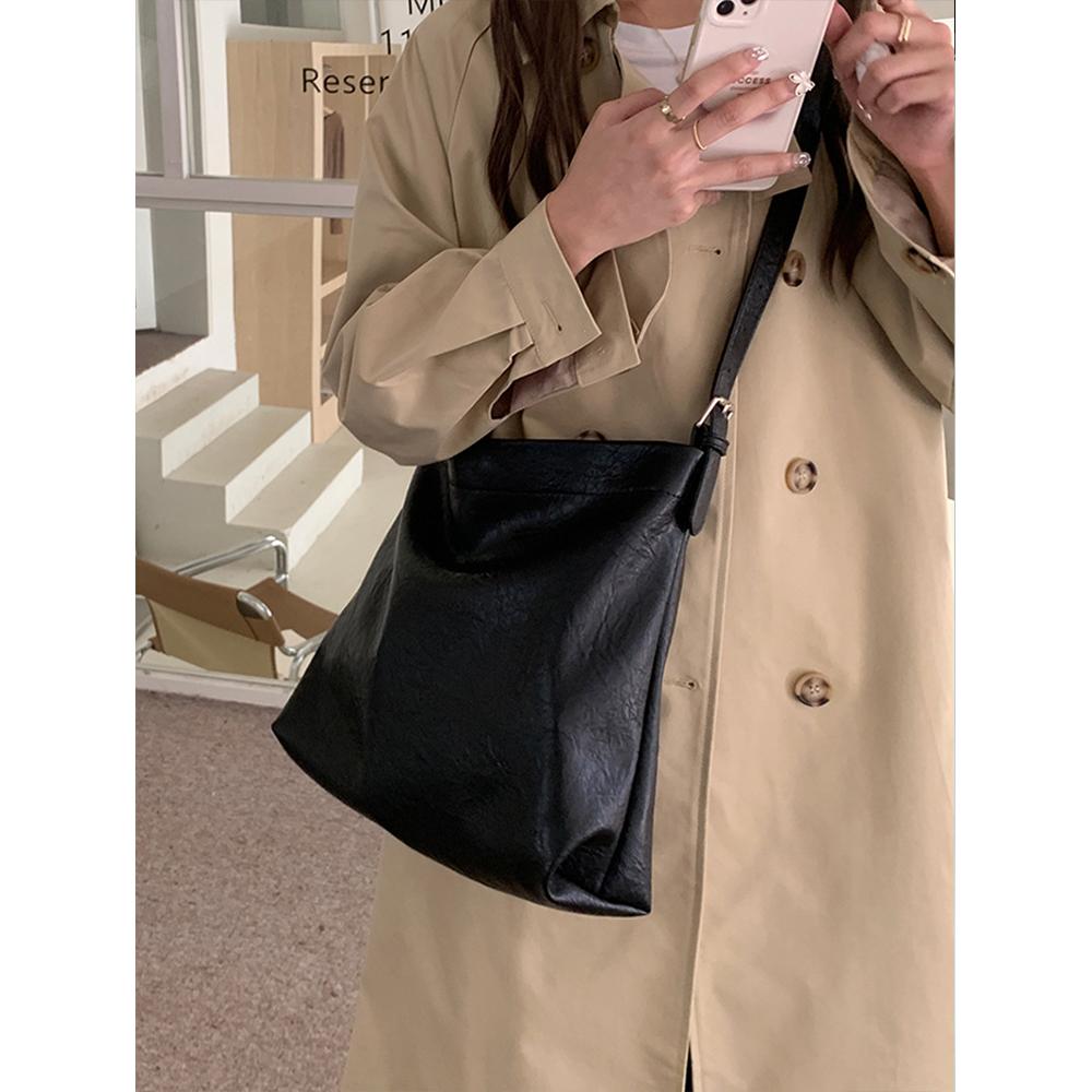 

Большая вместительная сумка-тоут, женская модная сумка-ведро из мягкой кожи для поездок на работу, студенческая сумка-мессенджер через плечо 32cm*8cm*30cm чёрный