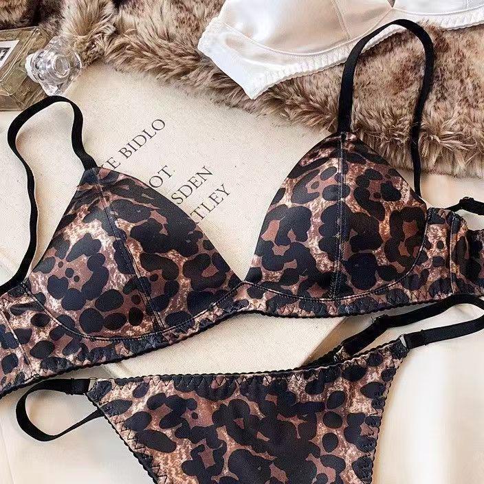 Sujetador Inalámbrico de Copa Triangular de Satén Estilo Francés Europeo y Americano & Set T-Back - Sexy & Cómodo