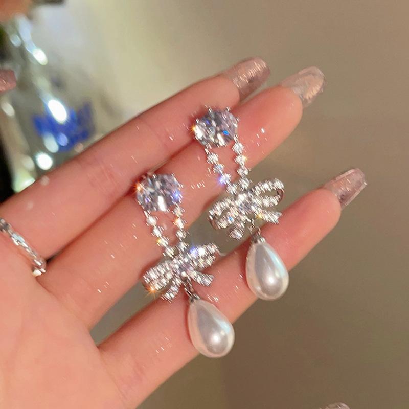 Silver needle flash zircon earrings, women's exquisite temperament stud earrings, spring and summer earrings.