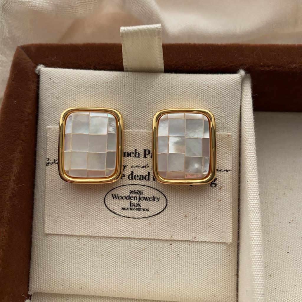 Round Square Classic Shell Stud Earrings Retro Elegance Light Luxury Temperament Versatile Niche Simple And Exquisite