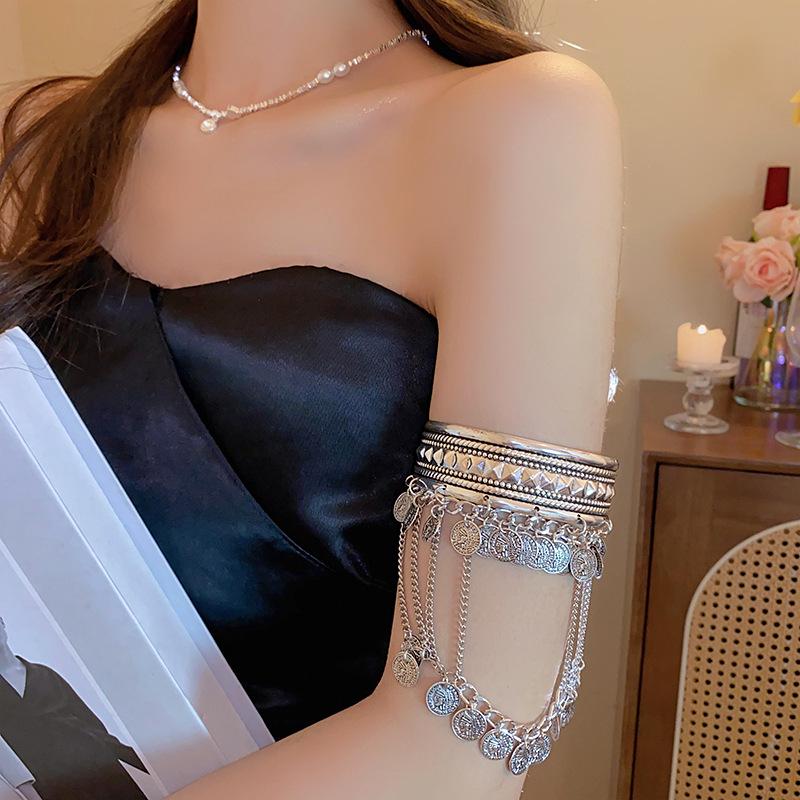 Euro-American Metal Open Armlet Bangle: Trendy Dual-Use Bracelet with Influencer Style