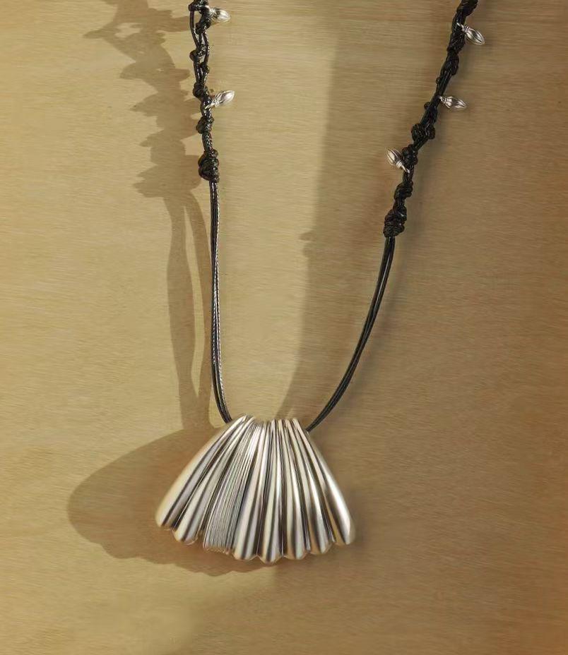 

Palm Leaf Woven Rope Pendant Necklace: Casual, Versatile, Fashionable Design for Women