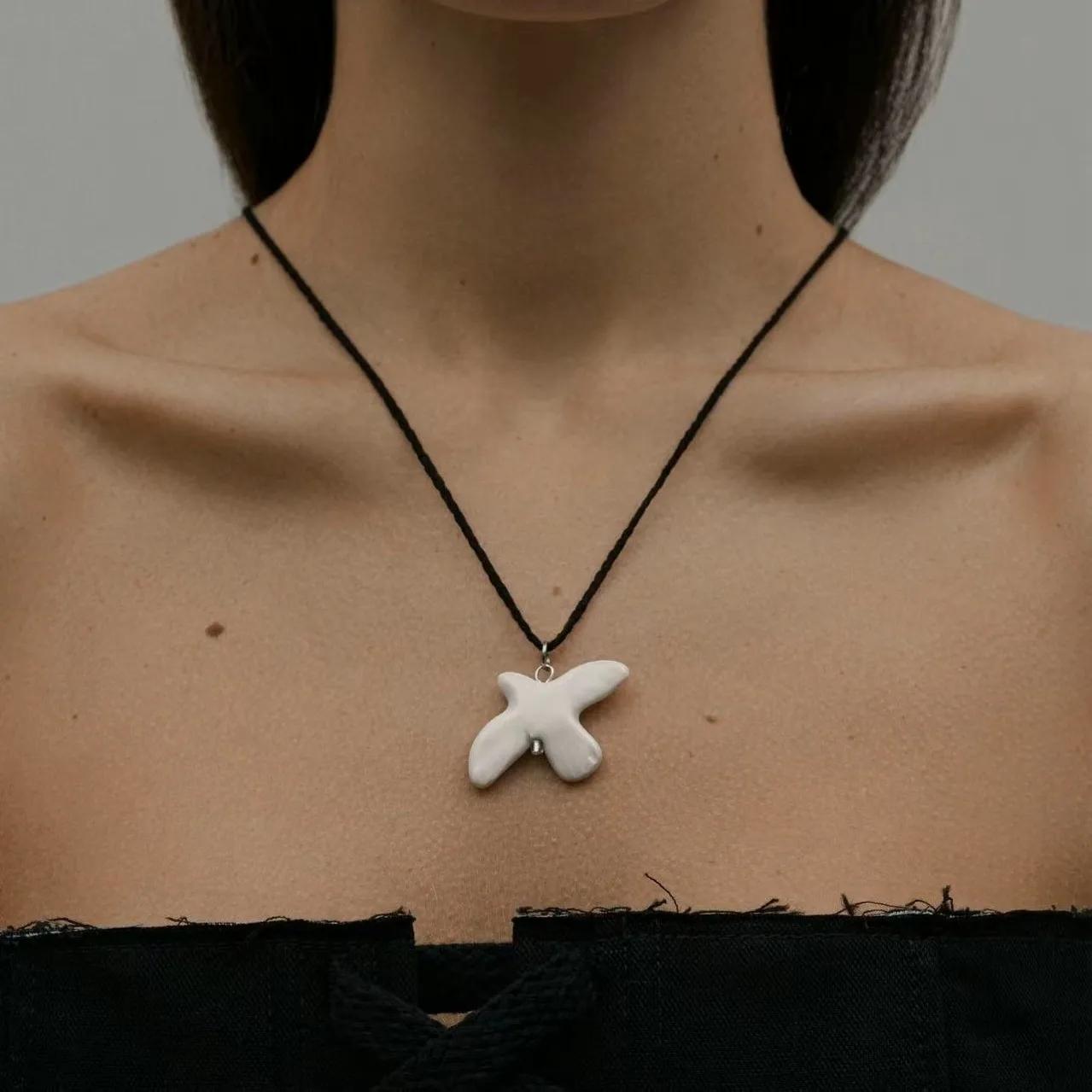 

2025NewVintage White Dove Long Pendant Necklace for Women Adjustable Black Rope Sweater Chain Party Jewelry Fashion Accessory
