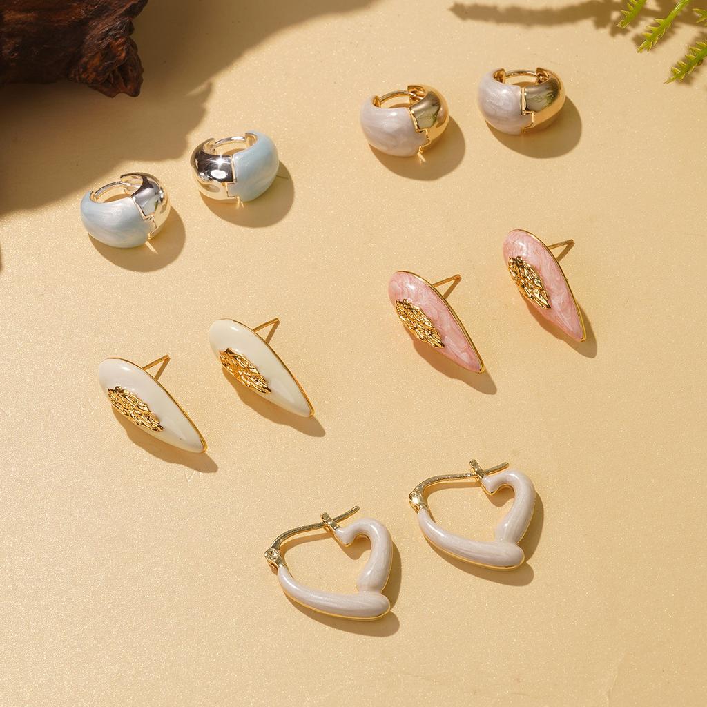 Simple temperament love light-colored earrings for women's 2026 new summer versatile