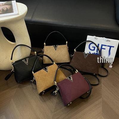 Chic 2025 Women's V-Shaped Chain Handbag - Luxury Light Shoulder/Crossbody Bag