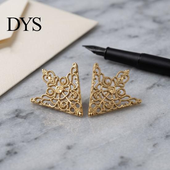 Non Damaging Clothing Pin 1 Pair Vintage Shirt Collar Clip, Hollow-Out Decoration Alloy Triangle Clip Brooch for Men Women Embellishment