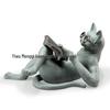 Harz-Katzen-Skulptur: Brillentragende literarische Katze liest Buch – Outdoor-Gartenornament