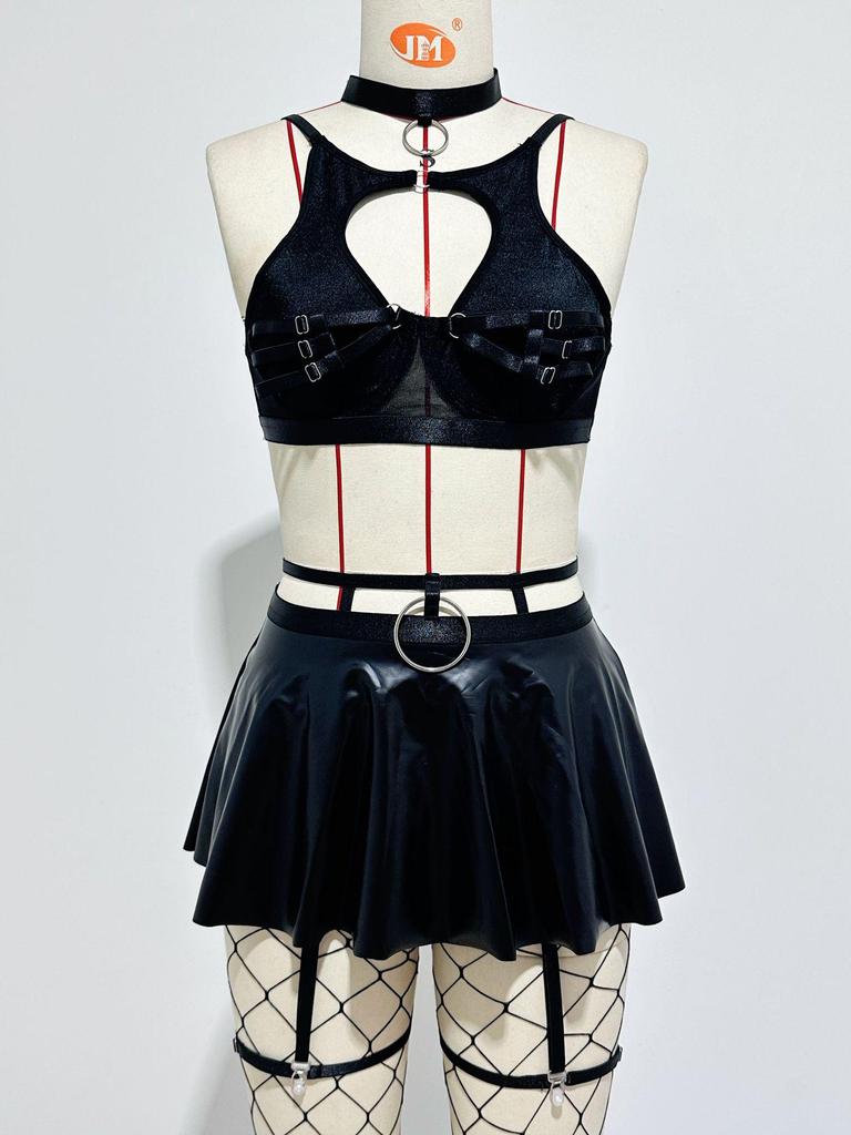 "Krajková sexy spodní prádlo: Podprsenka, pevná kožená sukně a síťované punčochy