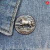 2D Flacher Küstenlaufpferd-Anstecker – Runde Metallbrosche für Jeansjacken & Accessoires