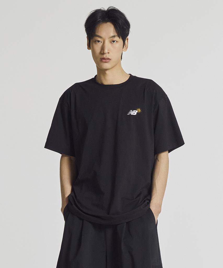 Nyuballanseu Nbneg31653 / Uni Sunny Rainy Water Lettering Short Sleeve T-Shirt (Black)