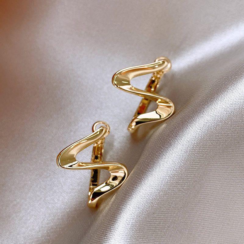 

Доступная роскошь Металлическая спираль Женский нишевый дизайн Геометрический Golden Flat ~ Work Clothing Easiest for match