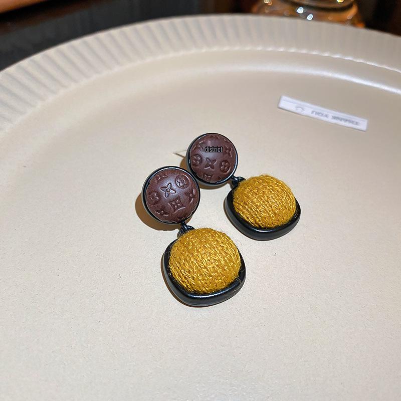 French Baroque Pearl Flower Tassel Earrings: Elegant Silver Needle Studs with a Light Luxury Touch