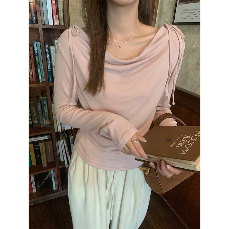 Maglietta da donna stile francese delicato con colletto obliquo, design con spalline scoperte, maniche lunghe, top nuovo alla moda e di temperamento per l'inizio dell'autunno