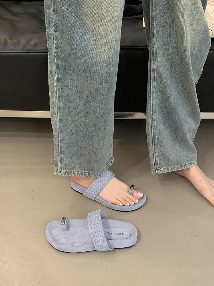Soft bottom design simple word with cool slippers women's 2025 spring new set toe thick bottom beach slippers with skirt tide