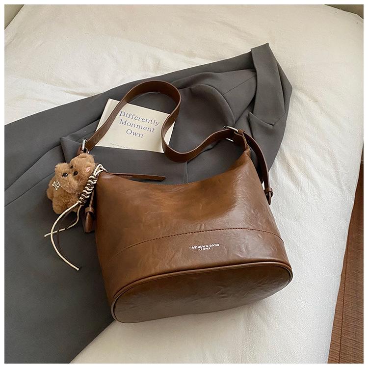 Retro temperament 2025 new daily commuting versatile shoulder messenger tote bag soft leather casual binaural bucket bag