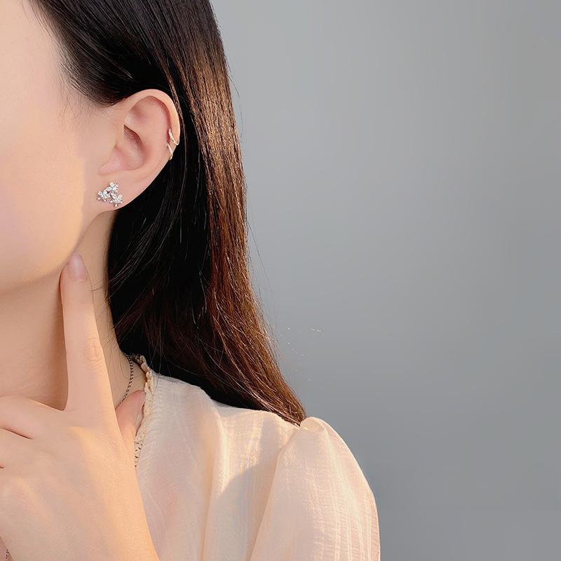 Boucles d'oreilles trois fleurs passe-partout pour femmes avec design de niche et nouvelles boucles d'oreilles douces
