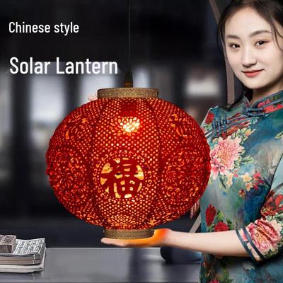 Hohle rote 'Fu'-Laterne: Solar-LED, Wasserdicht, Chinesischer Stil für Balkon- oder Hofdekoration