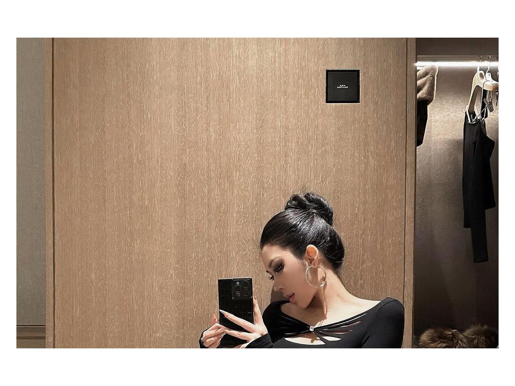 Women's Black Off-the-Shoulder Hollow Long-Sleeve Slim-Fit T-Shirt: Spicy Style, Winter Inner Wear & Waist-Cinching Base Layer.