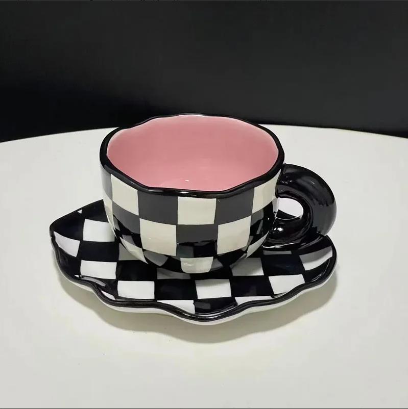 

Nordic Black White Checkerboard Ceramic Mug Hand-Painted Irregular Cup Stylish Afternoon Tea Coffee Drinkware Cups Creative Mugs 201-300ml рожевий