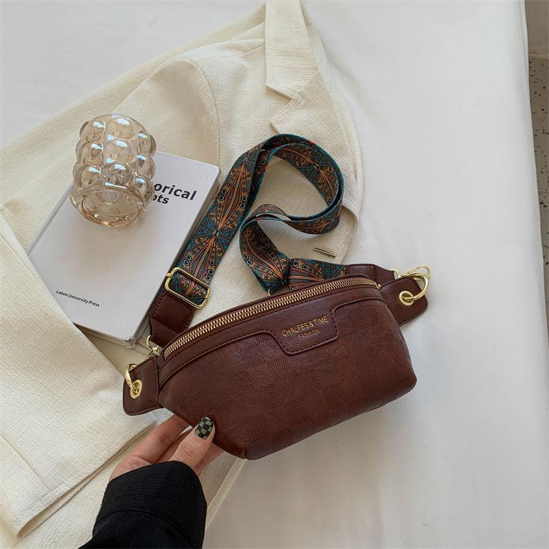 

Retro niche design bag women s autumn and winter new fashion messenger bag small bag versatile popular breast bag fanny pack