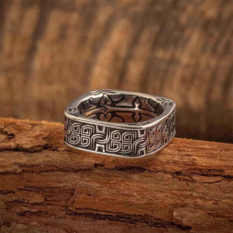 A Vintage Square and Round Ring Accessory for Men, Featuring A Bold and Powerful Personality