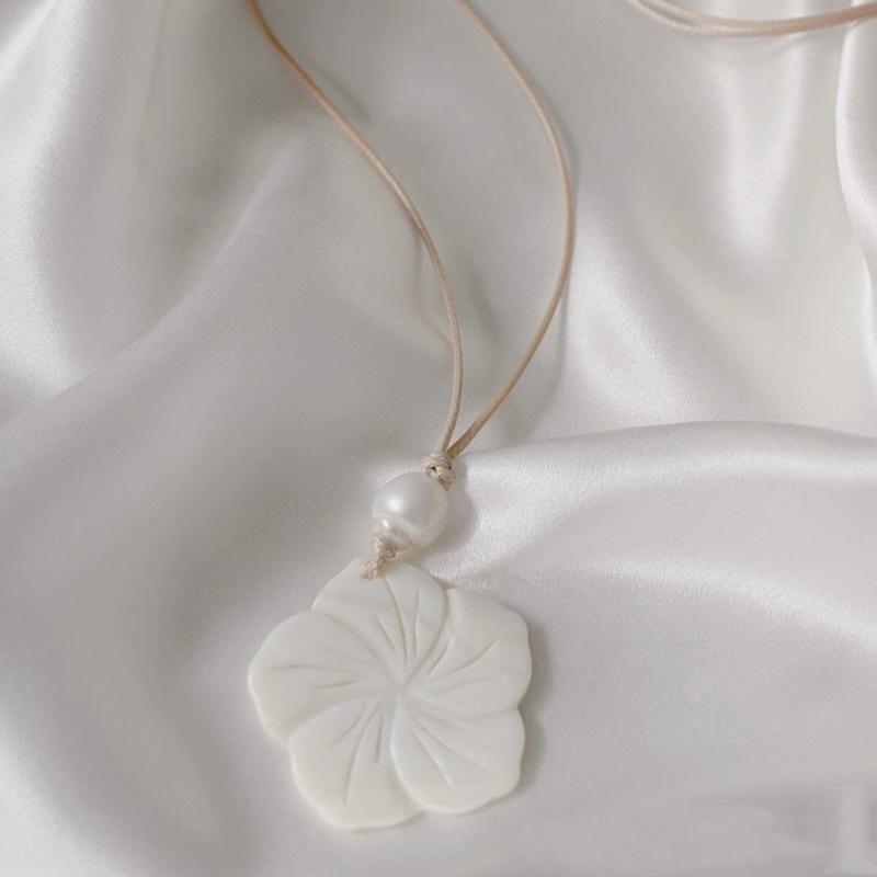 Natural Seashells Necklace Ocean Theme Plum Blossom Pendant Clavicle Chain for Women Girl Holiday Summer Jewelry Gift