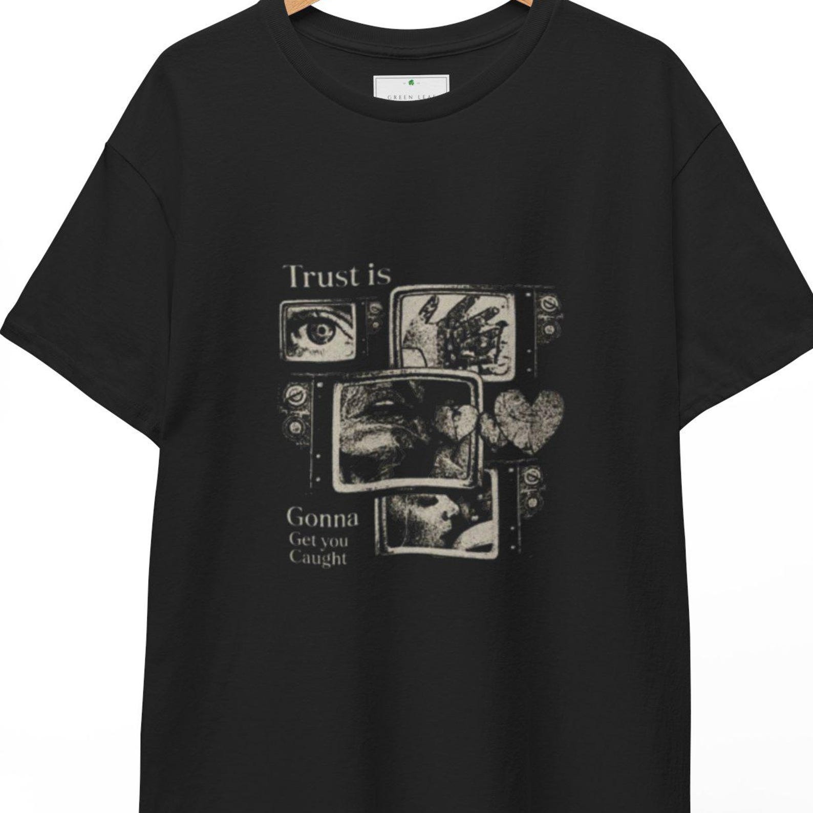 This black colour t shirt is made for both men and women. S