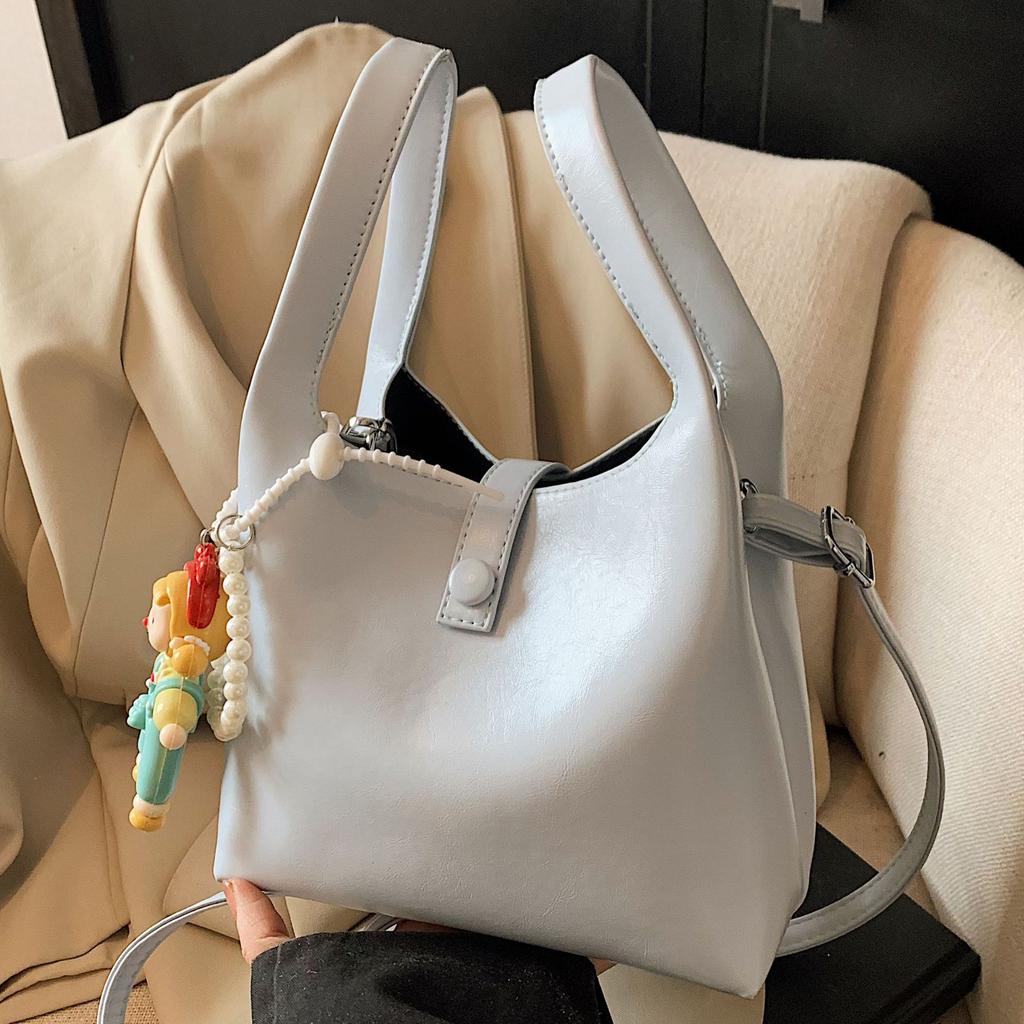 Korean Version of Fashionable Portable Bucket Bag Women's 2025 New Simple and Versatile Shoulder Bag Texture Versatile Commuter Messenger Bag