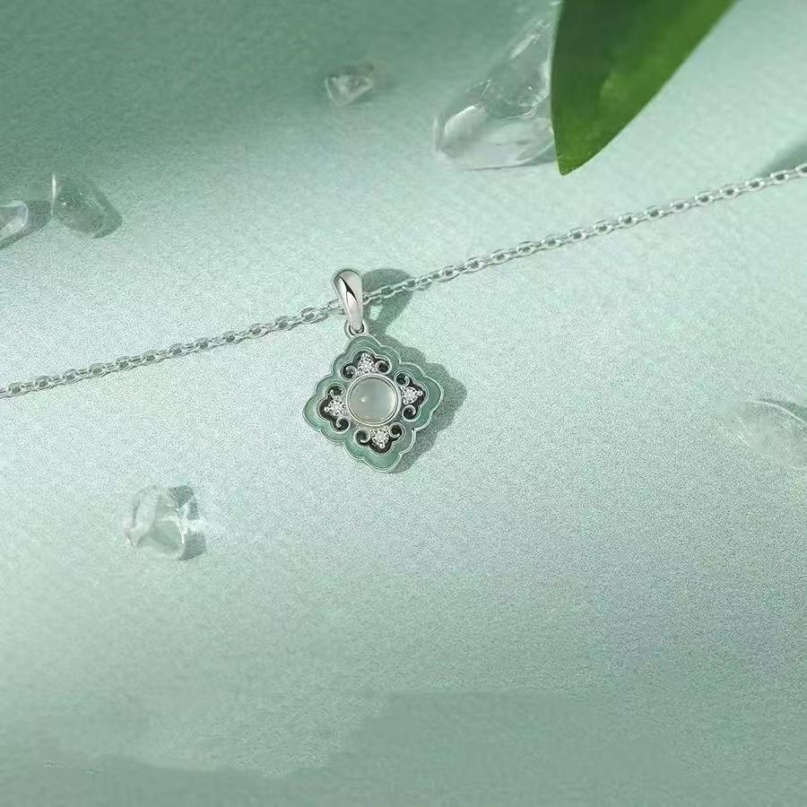 New Chinese Blue and White Porcelain Necklace for Women Simple and Fashionable High-end Pendant Niche Design Light Luxury Versatile Collarbone Chain