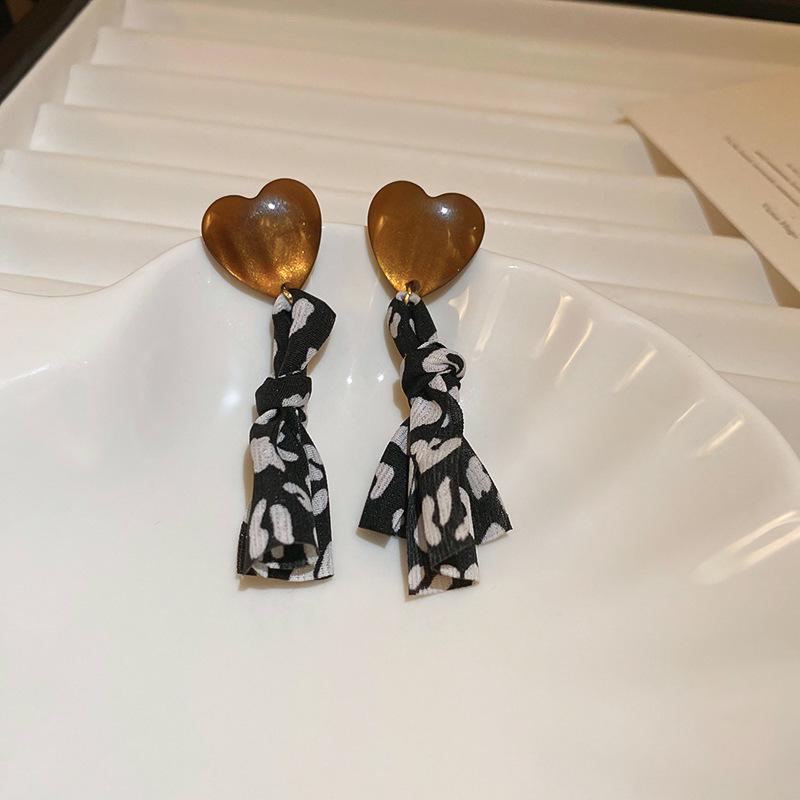 Maillard Coffee Retro Heart Hong Kong Style Versatile Stud Earrings - Niche Fashion Design