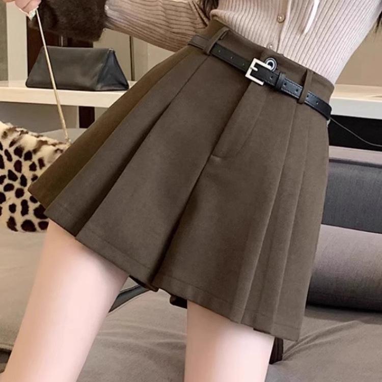

Women s 2024 Brown Woolen High-Waist Pleated Shorts for Autumn/Winter – Wide-Leg Skirt-Like Design 2XL [recommended 131-147 jin]