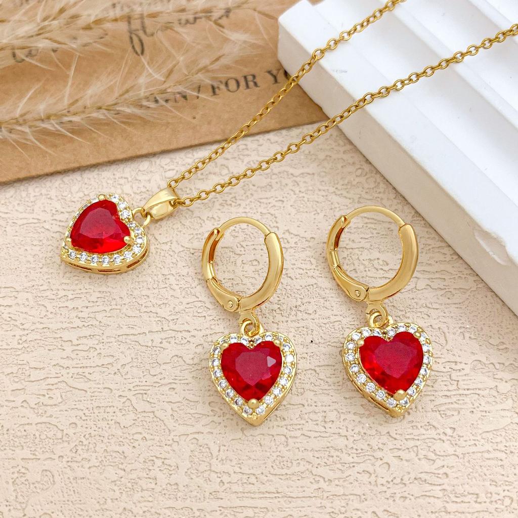 Colored Heart-shaped Zircon Necklace - Elegant and Luxurious Women's Small-Scale Exclusive Collar Chain with Pendant