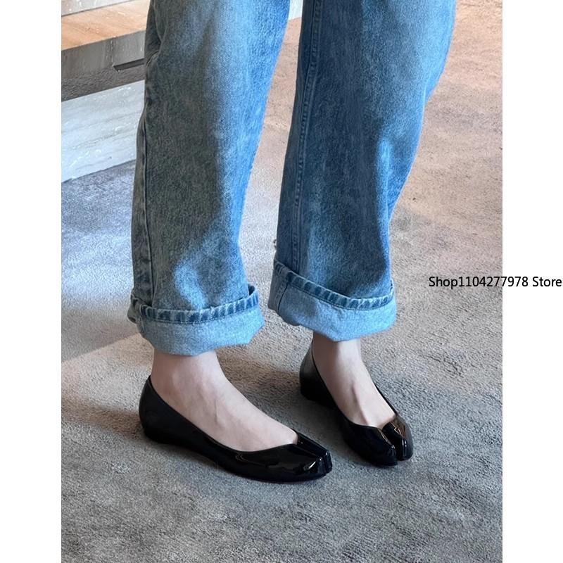 Fashion Designer Tabi Shoes Comfortable Flats PU Leather Mary Jane Shoes Women Loafers Shallow Mouth Split Toe Cute Shoes