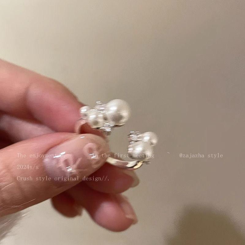Open-ring Women's Premium Luxury Style Finger Ring with A Small and Unique Design, Featuring A Fashionable and Individualistic Look.