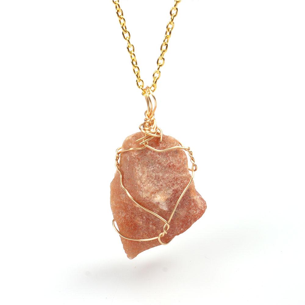 Colier cu pandantiv cu ametist: Piatră brută neregulată cu împletitură din sârmă aurie