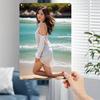 Metall Vintage Wandkunst Schild Strandfrau im weißen Kleid 2D Flache Metallplatte Elegante Wanddekoration